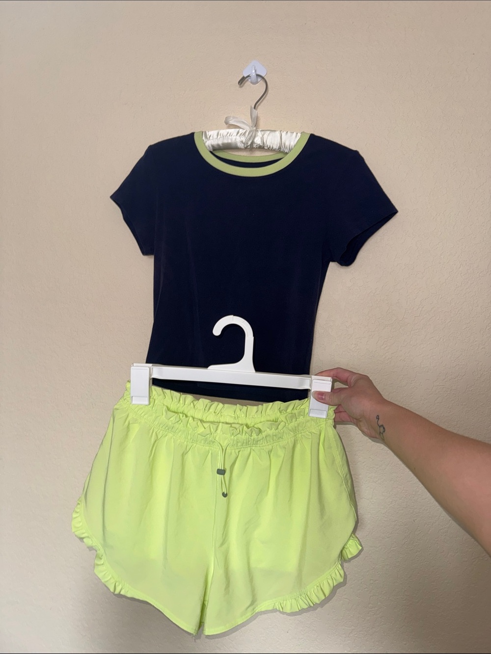 Offline by aerie Set Navy Blue T-shirt with Green Ruffle Hem Women’s Shorts